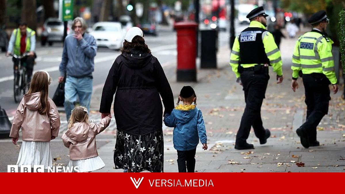 Extra £250m for police in England to boost Jewish community safety