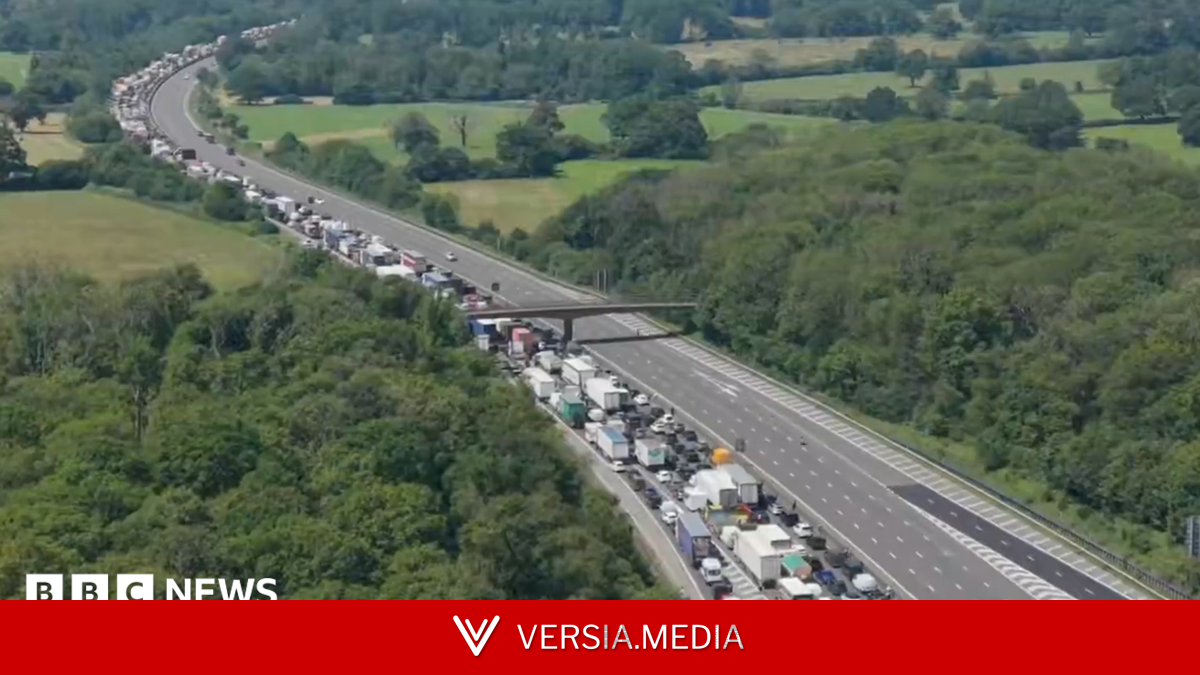 People stuck on M25 in heat alert taken to hospital