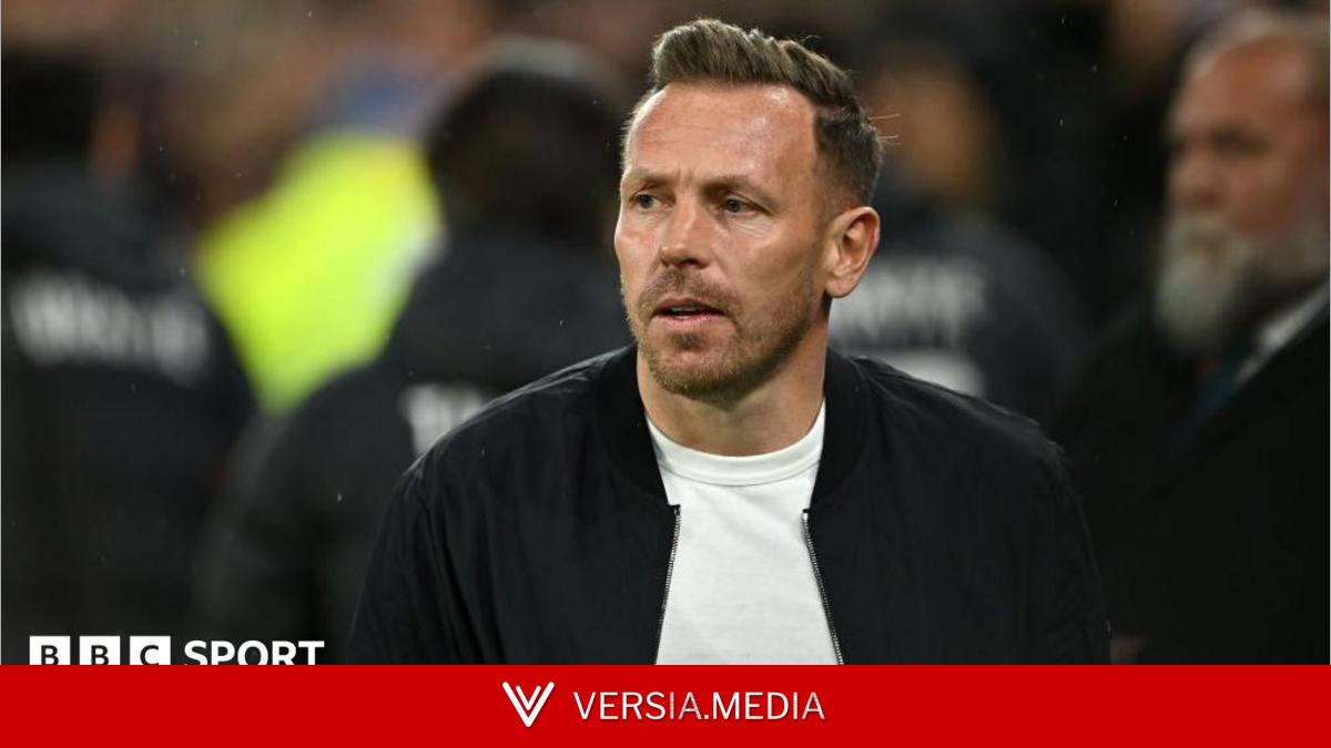 Wales boss Bellamy in talks over Burnley job