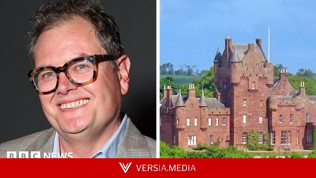 Alan Carr is keeping one unwanted item from his castle auction – see what was sold