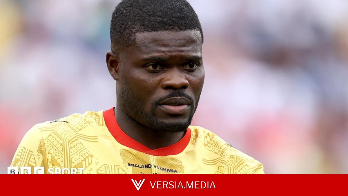Spence appears not to shake hands with Partey