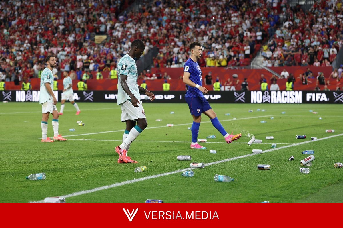 World Cup round-up: Fans launch bottles after VAR drama, Diogo Jota tribute and Nagelsmann resigns