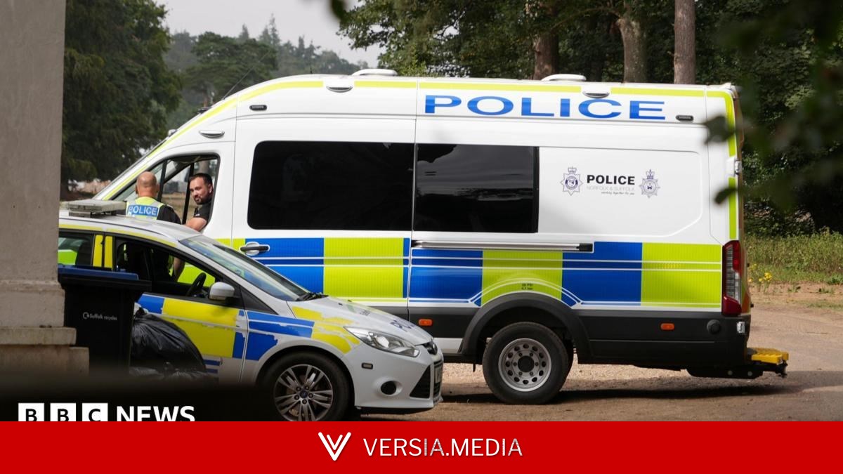 Twelve arrested over alleged right-wing terror threat to UK Islamic event, police say