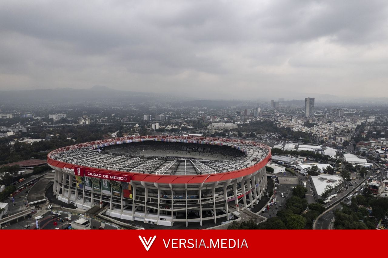 What is the altitude of the Azteca and why does altitude affect footballers?