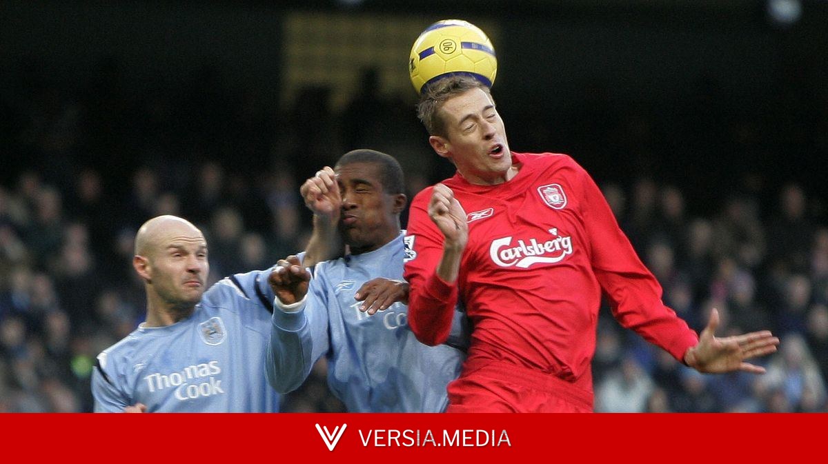 Our favourite football chant ever features lanky Peter Crouch and bedroom action