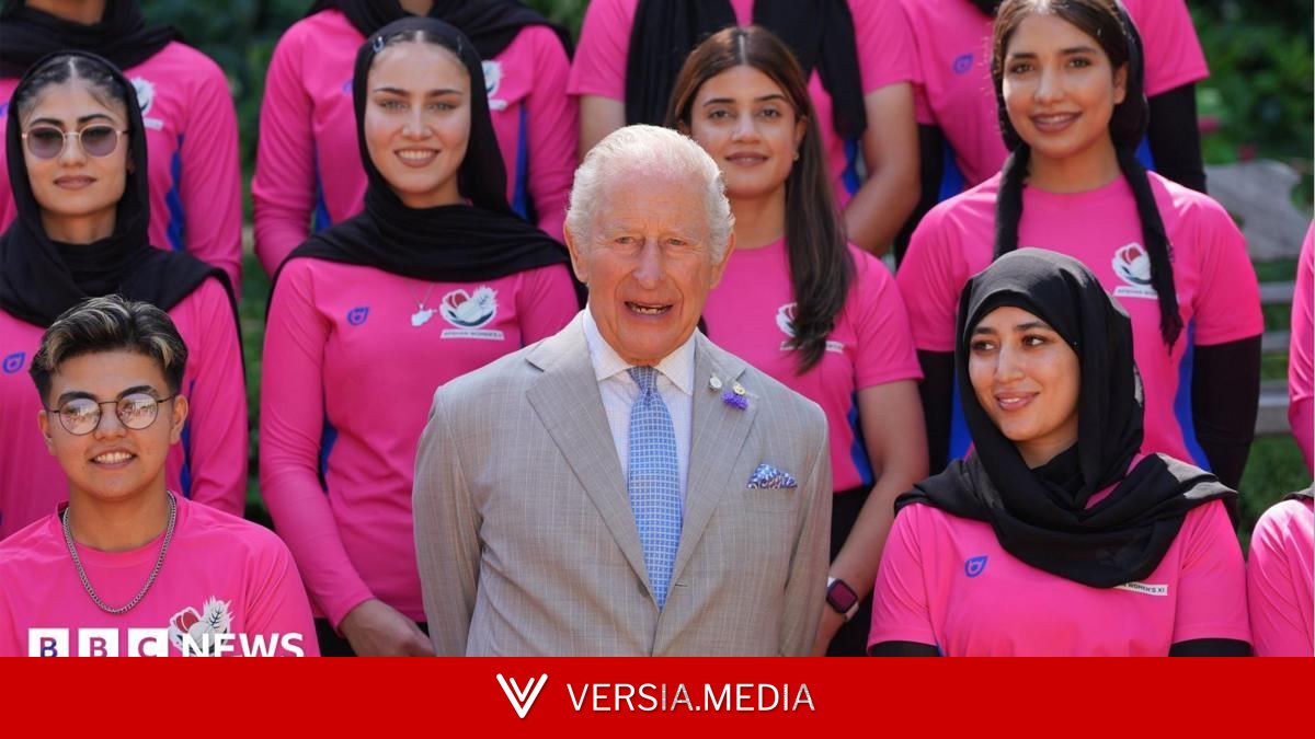 King meets women's cricket team that is not allowed to exist