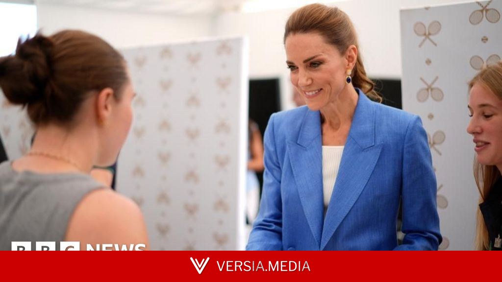 Watch: Catherine gives out tickets and meets public in surprise Wimbledon visit