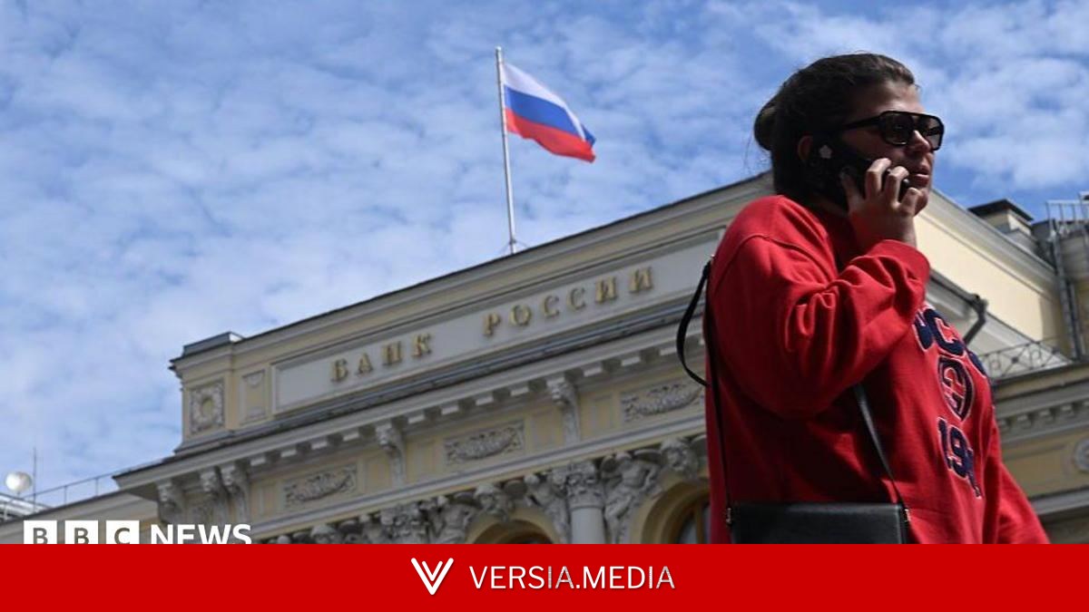 Russians turn to cash, putting more strain on slowing wartime economy
