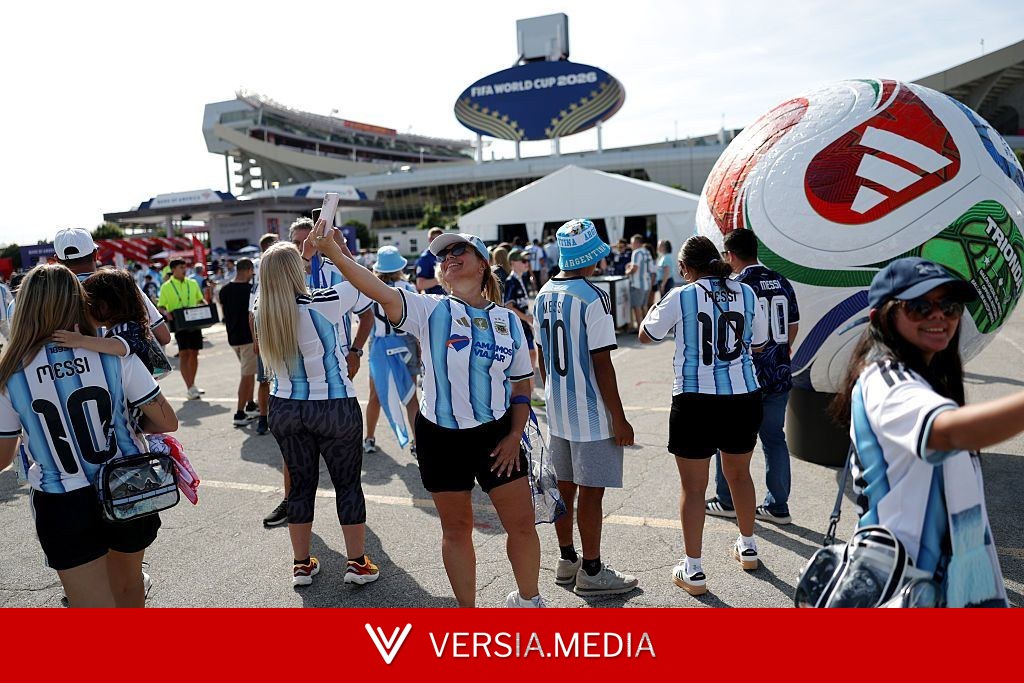 Who are the ITV commentators, pundits and presenters for Argentina vs Algeria?