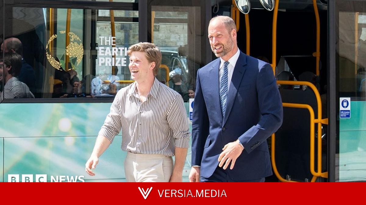 Prince William arrives by electric bus for climate event