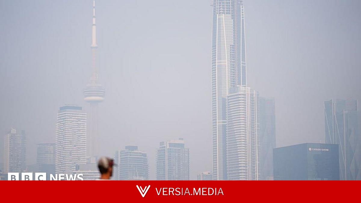 Hundreds of Canada wildfires prompt US air quality alerts as smoke spreads south
