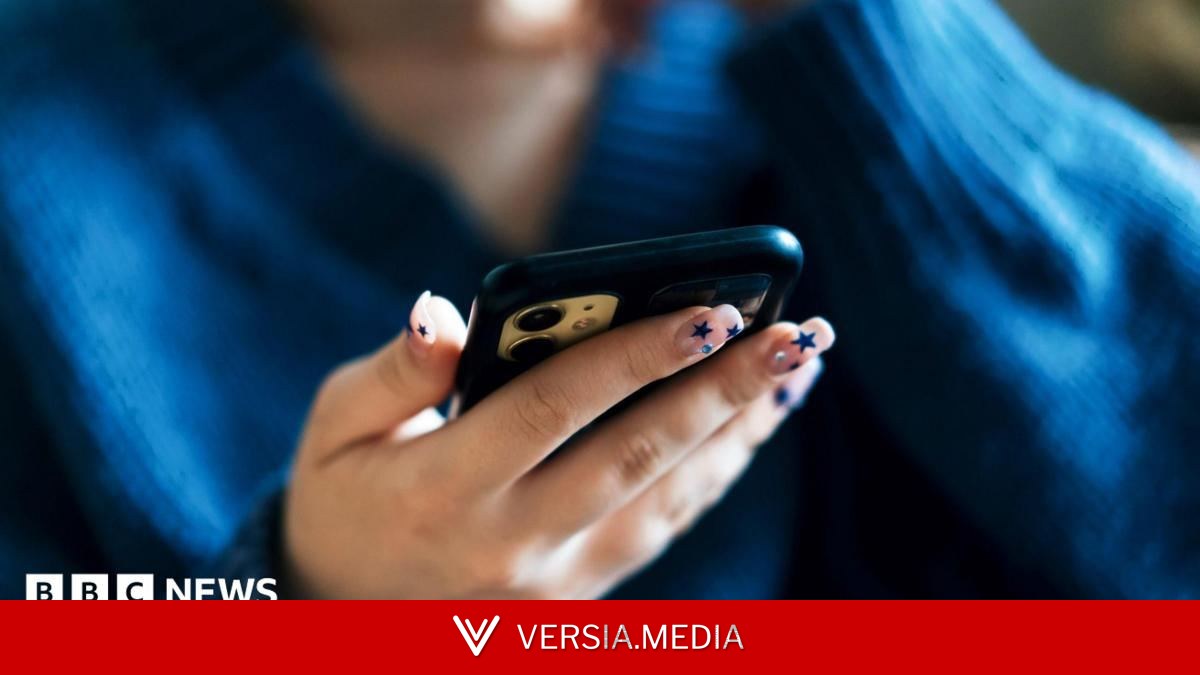 Midnight social media curfew proposed for older UK teens