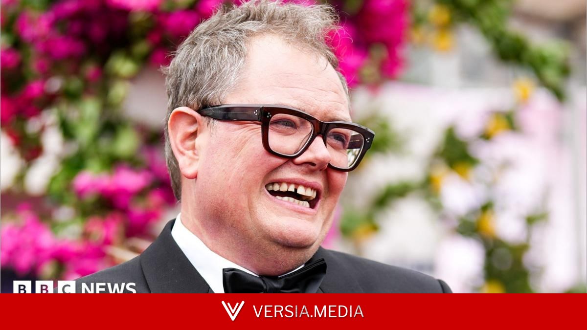 Unwanted items from Alan Carr's castle head to auction