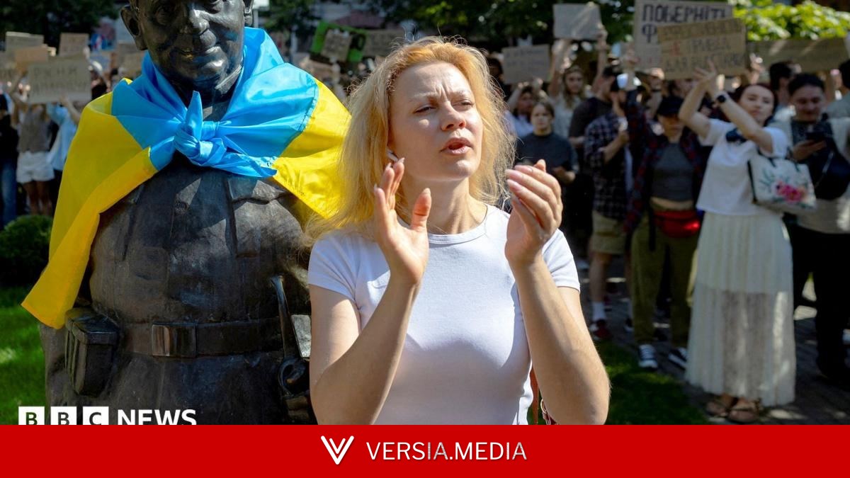 Protests in Ukrainian cities against Zelensky's removal of popular defence minister