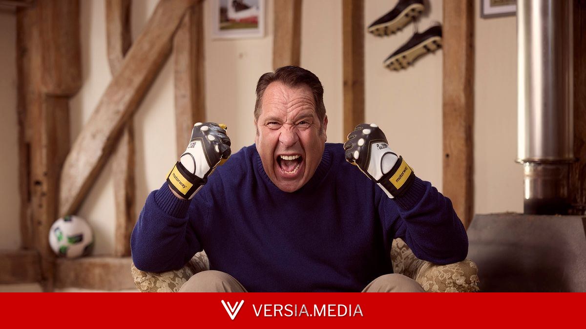 David Seaman offers fans chance to win kit he can't live without in cheeky video