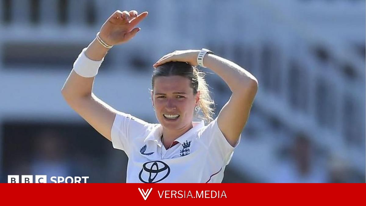 England toil as India take control in front of record crowd